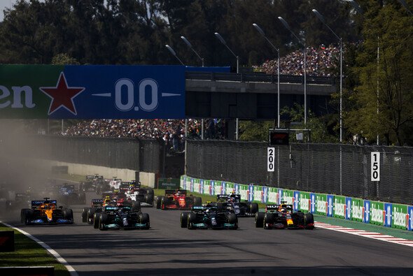 Lewis Hamilton war ganz und gar nicht begeistert von Valtteri Bottas' Leistung am Start - Foto: LAT Images
