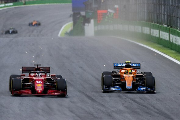 McLaren und Ferrari boten sich 2021 ein Rad-an-Rad-Duell - Foto: LAT Images