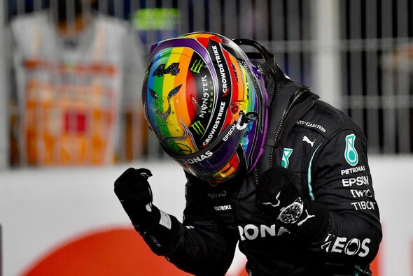 Hamilton verweist mit seinem Helm auf LGBTQ-Rechte - Foto: LAT Images