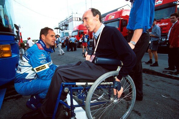 Gerhard Berger 1997 im Gespräch mit Sir Frank Williams - Foto: LAT Images