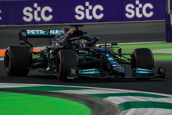 Lewis Hamilton rechnet beim Formel-1-Qualifying in Saudi-Arabien mit harter Konkurrenz von Max Verstappen und Red Bull - Foto: LAT Images