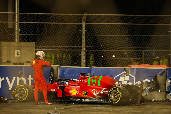 Charles Leclerc schrottete am Freitag seinen Ferrari nachhaltig - Foto: LAT Images