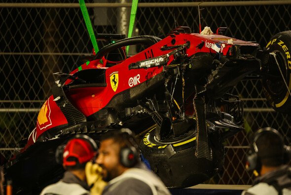 Charles Leclercs Ferrari wurde beim Unfall stark beschädigt - Foto: LAT Images