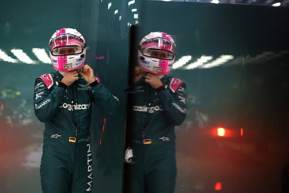 Sebastian Vettel kommt im Aston Martin in Saudi-Arabien auf keinen grünen Zweig - Foto: LAT Images