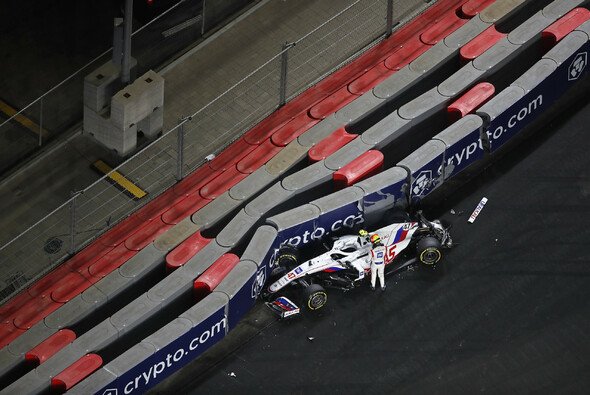 Mick Schumacher sorgte in Saudi-Arabien für den ersten von zwei heftigen Haas-Unfällen - Foto: LAT Images