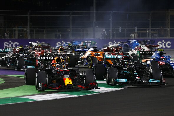 Zwischen Max Verstappen und Lewis Hamilton ging es beim Formel-1-Rennen in Saudi-Arabien heiß her - Foto: LAT Images