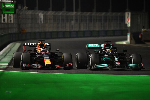 Verstappen vs. Hamilton: Kommt das Titelduell Mercedes und Red Bull teuer zu stehen? - Foto: LAT Images