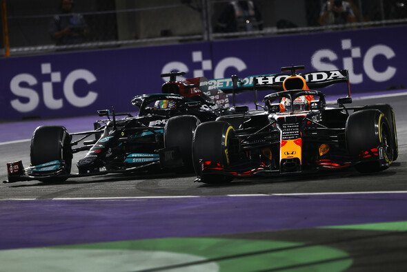 Max Verstappen und Lewis Hamilton werden in Abu Dhabi mit Argusaugen beobachtet - Foto: LAT Images