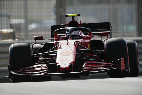 Carlos Sainz hatte am Freitag mit seinem Ferrari-Boliden zu kämpfen - Foto: LAT Images