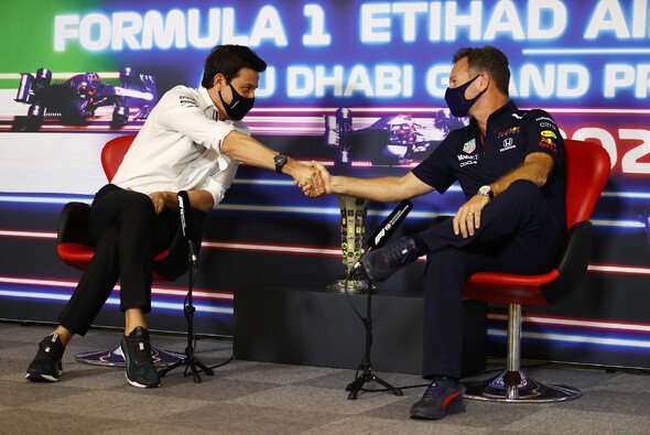 Handshake: Toto Wolff und Christian Horner wollen die WM-Titel in Abu Dhabi fair ausfechten - Foto: LAT Images