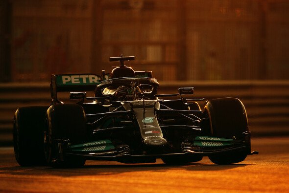 Lewis Hamilton eroberte im 2. Freien Training in Abu Dhabi die Bestzeit von Max Verstappen zurück - Foto: LAT Images