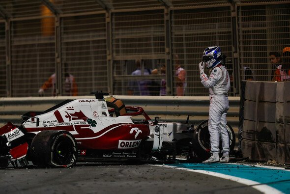 Kimi Räikkönen crashte an seinem letzten Freitag in der Formel 1 - Foto: LAT Images