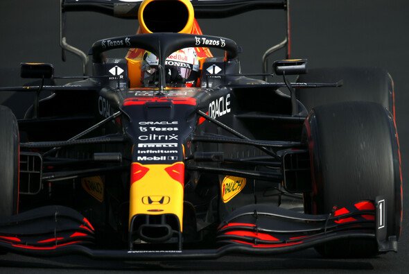 Max Verstappen fuhr Sergio Pérez 2021 davon - Foto: LAT Images