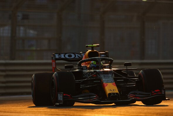 Sergio Perez will im Formel-1-Finale von Abu Dhabi seinen Teil zu Max Verstappens WM-Titel beitragen - Foto: LAT Images