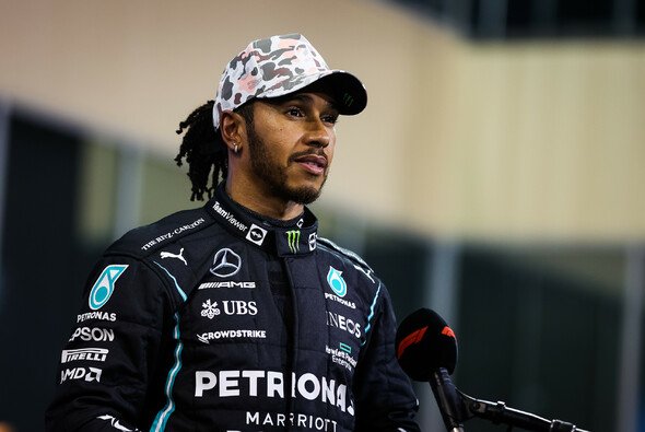 Lewis Hamilton gibt die Strategie von Red Bull für das Formel-1-Finale in Abu Dhabi Rätsel auf - Foto: LAT Images