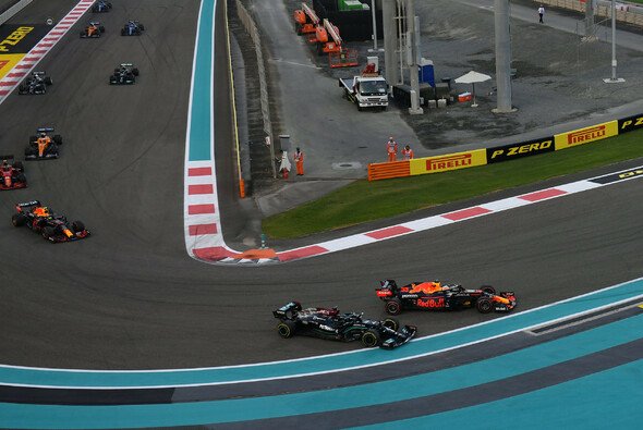 Hamilton vs. Verstappen in der ersten Runde - Foto: LAT Images