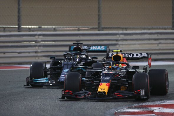 Sergio Perez bremste Lewis Hamilton ein und verhalf Teamkollege Max Verstappen zum Titelgewinn - Foto: LAT Images