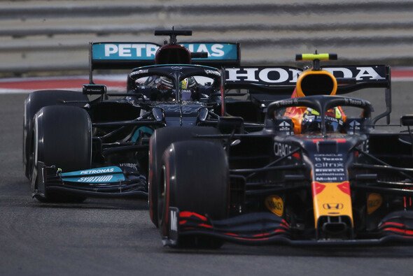 Perez bremst Hamilton: Auf einer Runde kostete er dem Mercedes-Pilot über 6 Sekunden. - Foto: LAT Images