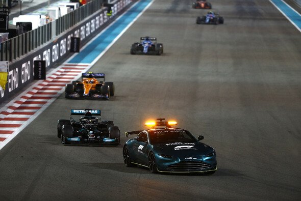 Die FIA untersucht die finale Safety-Car-Phase beim Abu-Dhabi-GP - Foto: LAT Images