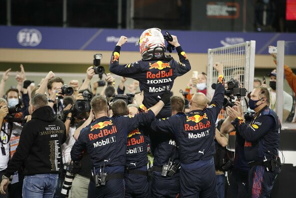 Max Verstappen ließ sich nach dem Rennen gebührend feiern - Foto: LAT Images