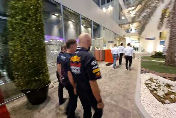Red Bull und Mercedes verlassen die Stewards - Foto: LAT Images/Motorsport-Magazin.com