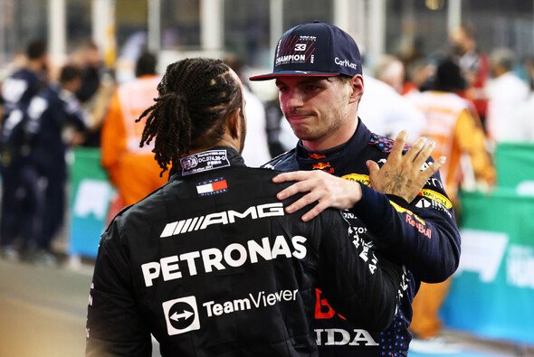 Max Verstappen und Lewis Hamilton zeigten sich unmittelbar nach dem Skandal-Finale als perfekte Sportsmänner - Foto: LAT Images