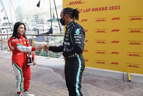 Lewis Hamilton holt den DHL Fastest Lap Award - Foto: DHL