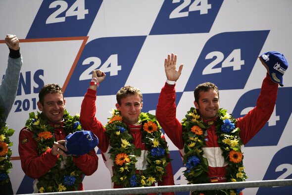Scheider, Holzer und Westbrook auf dem Klassensieger-Podium 2010 in Le Mans - Foto: LAT Images
