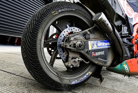 As motos de MotoGP ficaram cobertas por uma espessa camada de sujeira na sexta-feira – Foto: LAT Images