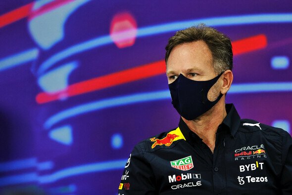 Christian Horner bei der Pressekonferenz in Bahrain. - Foto: LAT Images