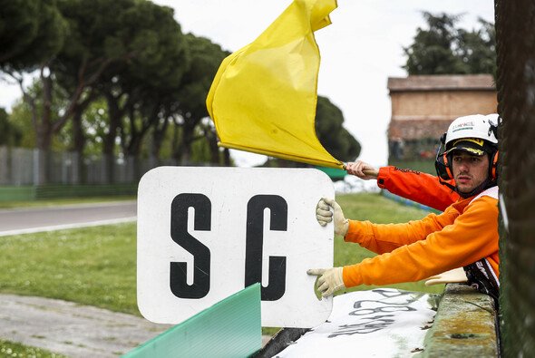 Bei gelben Flaggen unter Safety Car gelten neue Regeln - Foto: LAT Images