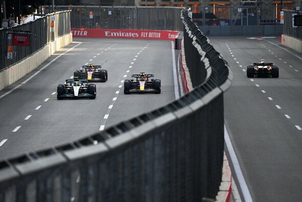 Max Verstappen und Lewis Hamilton sind sich wieder uneins - Foto: LAT Images