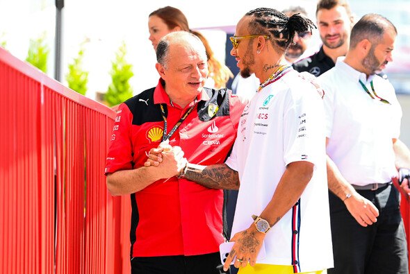 Lewis Hamilton und Ferrari-Teamchef Frederic Vasseur - Foto: LAT Images