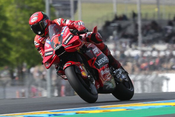 Francesco Bagnaia steht in Le Mans auf der Pole Position - Foto: LAT Images