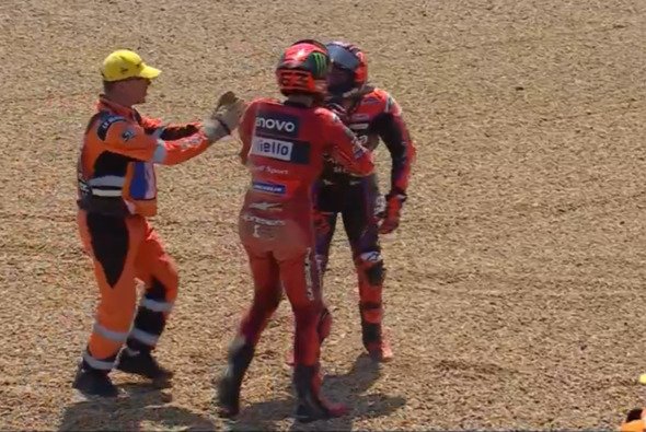 Pecco Bagnaia und Maverick Vinales gerieten im Kiesbett aneinander - Foto: MotoGP.com/Screenshot