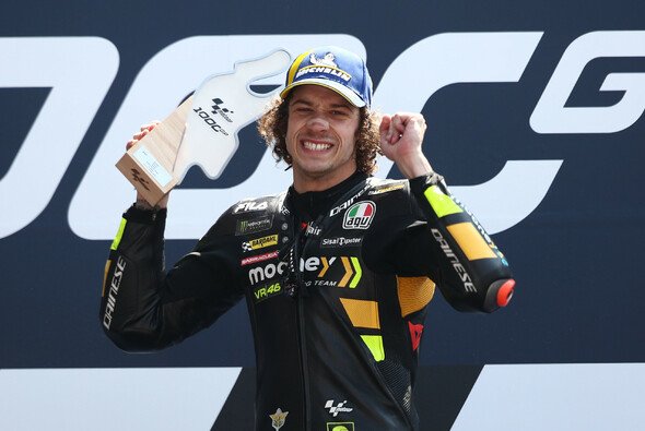 Marco Bezzecchi darf in Le Mans wieder einen MotoGP-Sieg bejubeln - Foto: LAT Images