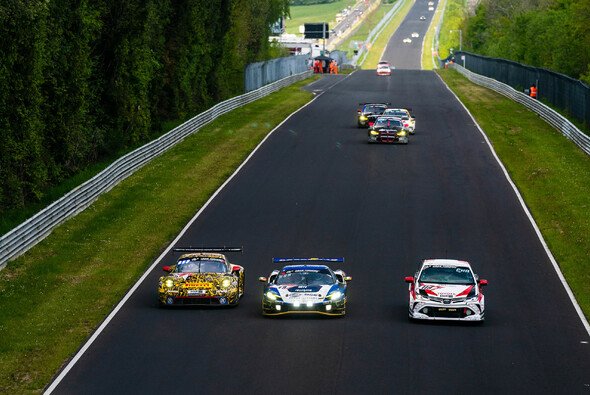 Beim 24h-Rennen Nürburgring treffen große auf kleinere Autos - Foto: 24h NBR - Gruppe C Photography