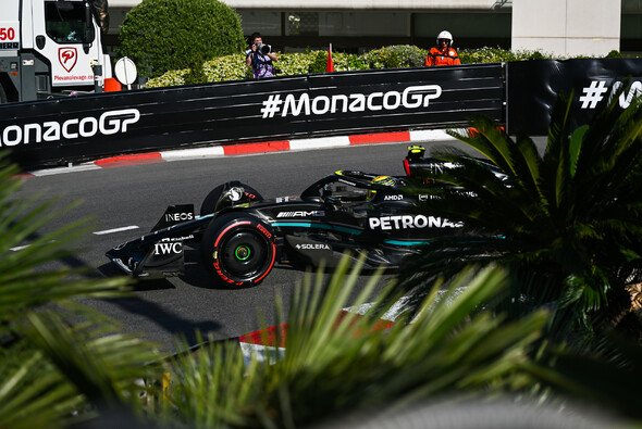 Lewis Hamilton freut sich über seinen generalsanierten Mercedes - Foto: LAT Images