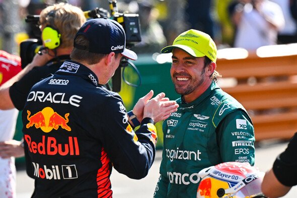 Fernando Alonso vs. Max Verstappen: Kann der Aston-Pilot dem Weltmeister gefährlich werden? - Foto: LAT Images