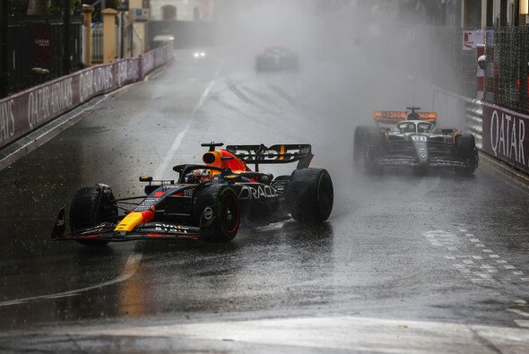 Max Verstappen gewinnt im Regenchaos von Monaco - Foto: LAT Images