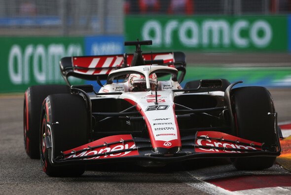 Kevin Magnussen fuhr beim Formel-1-Rennen in Singapur mit einem Kraftakt und etwas Glück in die Punkte - Foto: LAT Images