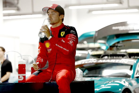 Charles Leclerc gab sein Formel-1-Rennen in Singapur für den Sieg von Carlos Sainz - Foto: LAT Images