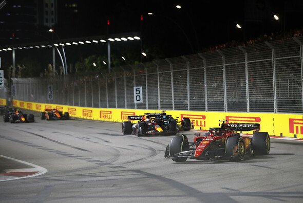 Ferrari-Pilot Carlos Sainz beendete mit seinem Sieg im Formel-1-Rennen von Singapur am Sonntag die Red-Bull-Serie in der Saison 2023 - Foto: LAT Images