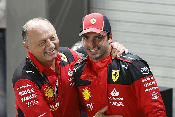 Formel 1: Carlos Sainz und Fred Vasseur jubeln in Singapur - Foto: LAT Images