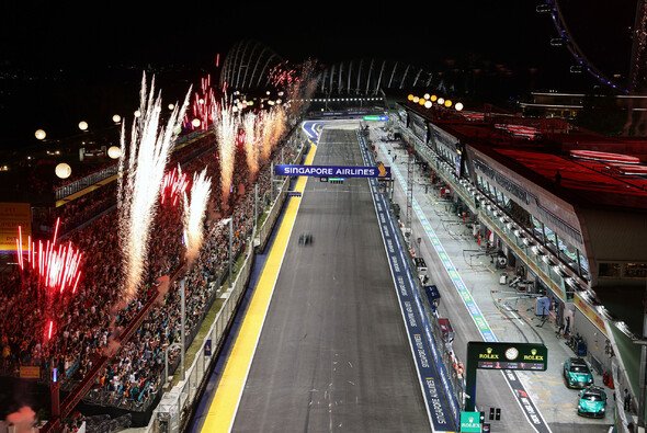 Spektakel im Nachtrennen: Carlos Sainz triumphiert in Singapur - Foto: LAT Images