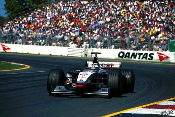 1998 - McLaren und Mercedes werden dank Mika Häkkinen zum ersten Mal gemeinsam Meister - Foto: Sutton
