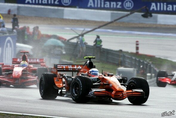 Markus Winkelhock führte das Feld bei seinem einzigen Formel-1-Start an - Foto: Sutton
