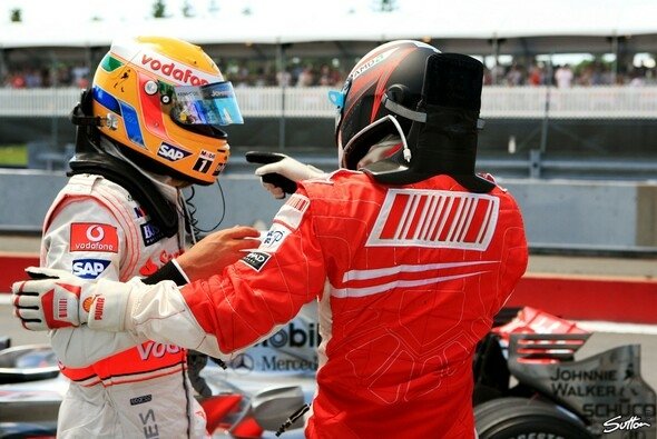 Da war rot: Lewis Hamilton mit frustriertem Kimi Räikkönen - Foto: Sutton