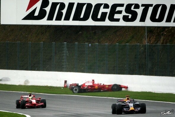 2008 endete Kimi Räikkönens Traum vom vierten Sieg in Spa in der Mauer - Foto: Sutton