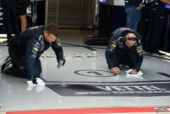 Zeit zum Putzen in der Garage von Sebastian Vettel - Foto: Sutton